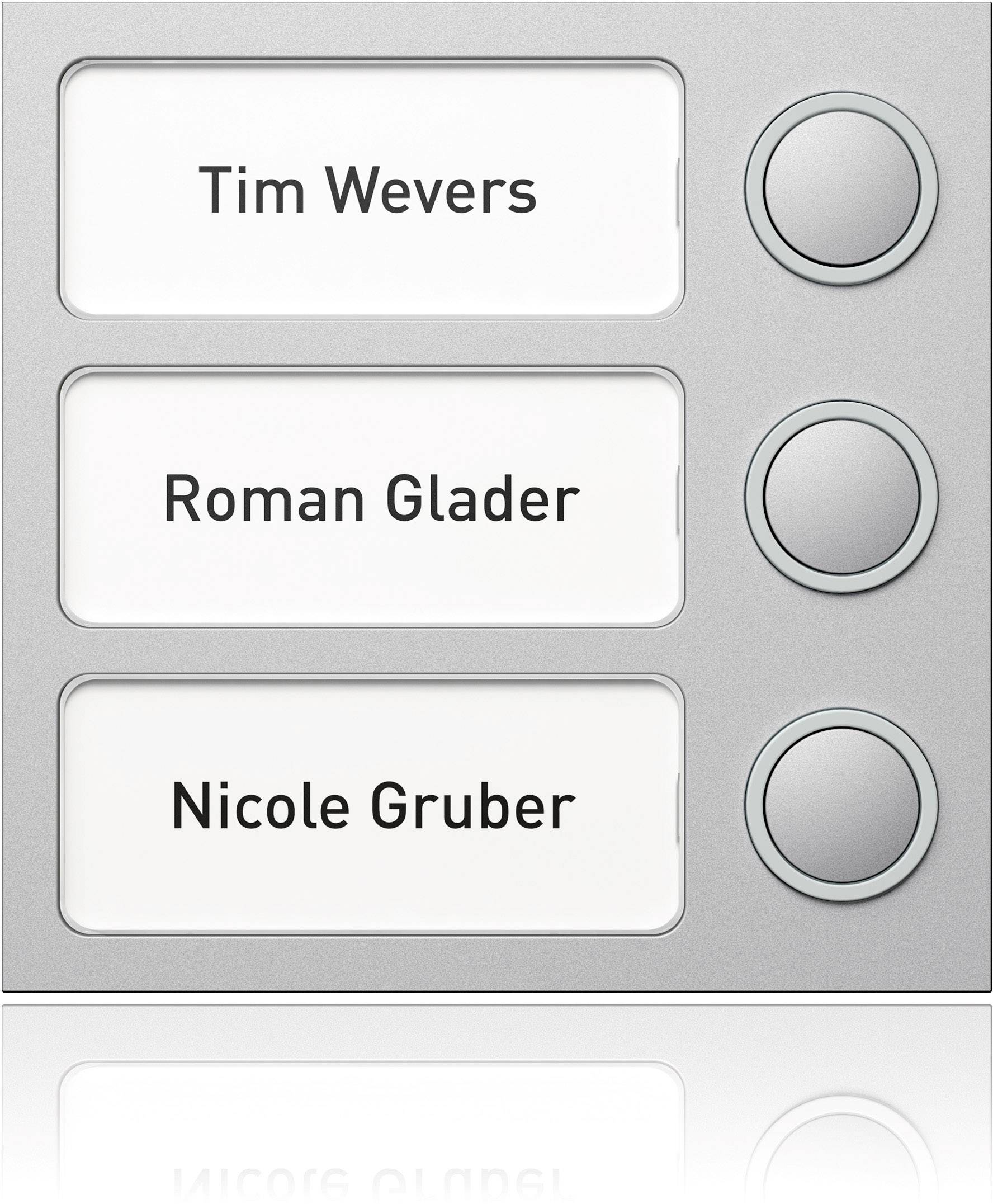 Tri natpisne pločice za zvono s imenima 'Tim Wevers', 'Roman Glader' i 'Nicole Gruber', pri čemu svako ime ima odgovarajući tipkač za zvono.