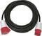 Dugi crni električni kabel s crvenim i bijelim priključnim utikačima na oba kraja, pogodan za industrijske strujne spojeve.