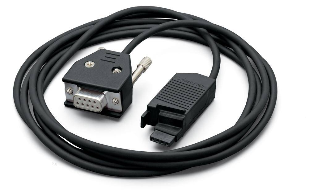 Crni kabel s devetopolnim utikačem na jednoj strani i ravnim utikačem na drugoj, намотан na bijeloj pozadini.
