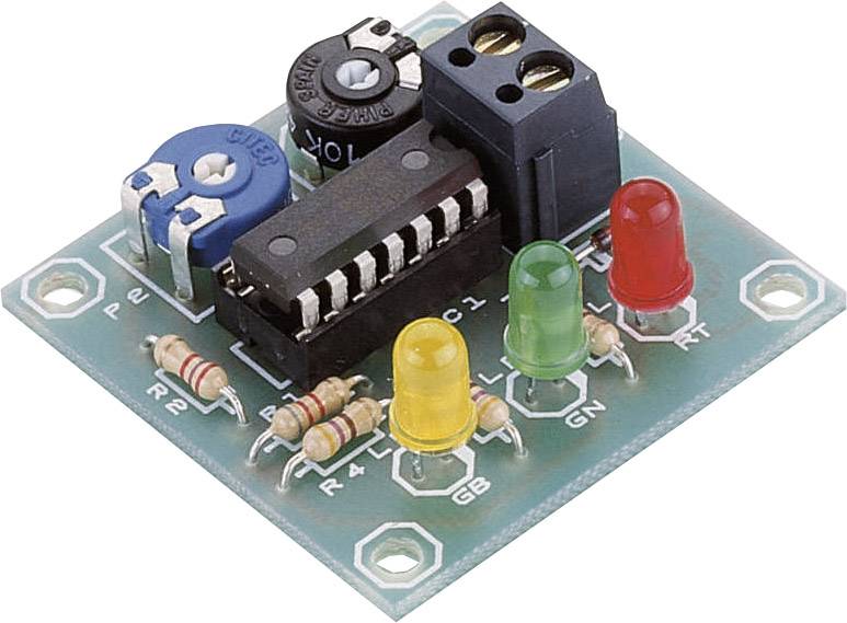 Elektronički sklop s tri LED lampice u crvenom, žutom i zelenom, nekoliko otpornika i jednim IC čipom na pločici.