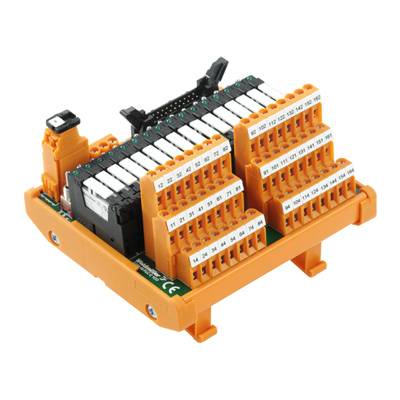 Elektronički modul s nekoliko priključaka i priključnim stezaljkama. Modul je montiran na narančastoj bazi.