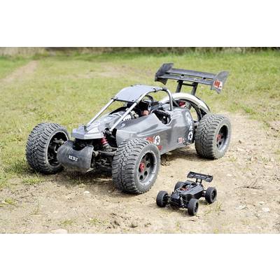 Dva daljinski upravljana terenska vozila, veliko i malo, parkirana na poljskom putu. Oba opremljena robusnim Off-road gumama.