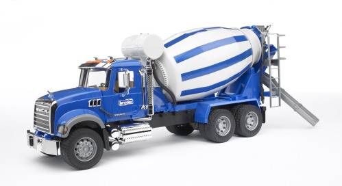 Plavi kamion miješalica za beton s bijelo-plavo prugastim bubanjem stoji na bijeloj pozadini.