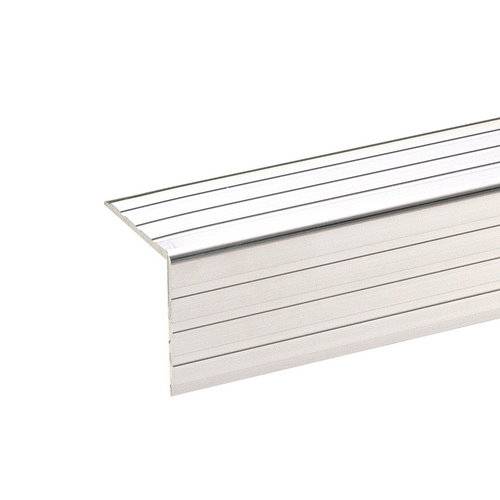 Srebrni, pravokutni aluminijski kutnik, rebrast radi stabilnosti, namijenjen korištenju kao završna lajsna ili obloga u građevinskim projektima.