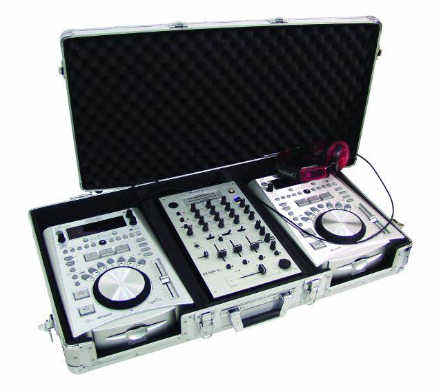 DJ set u otvorenom kovčegu s dva gramofona, mikseta i slušalicama, spreman za transport ili uporabu.