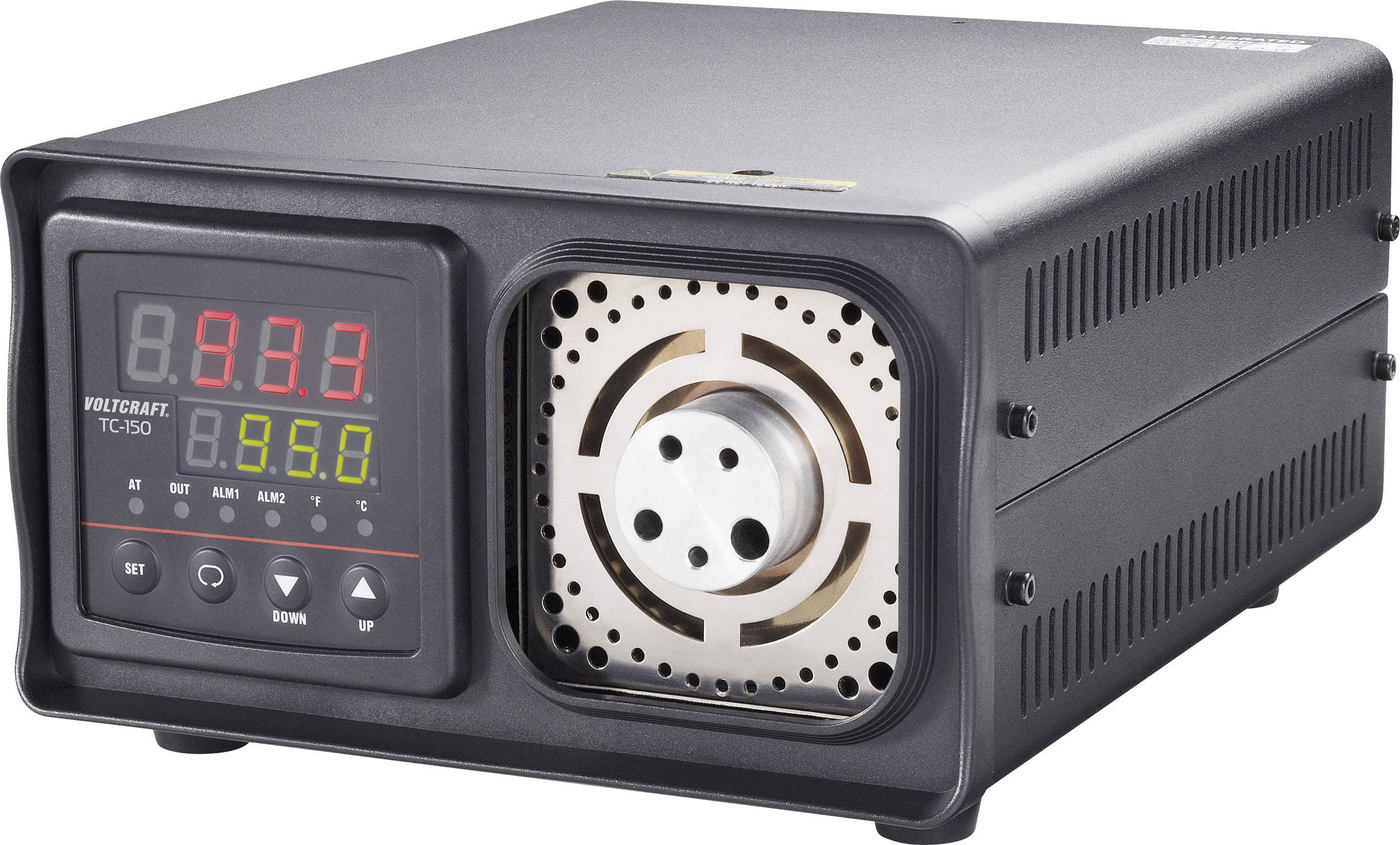 Crni uređaj s digitalnim zaslonom prikazuje '93.3'. Ima okrugli metalni dio s ventilacijskim otvorima na desnoj strani.