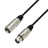 Crni XLR kabel s muškim i ženskim priključkom. Često se koristi za audio uređaje.