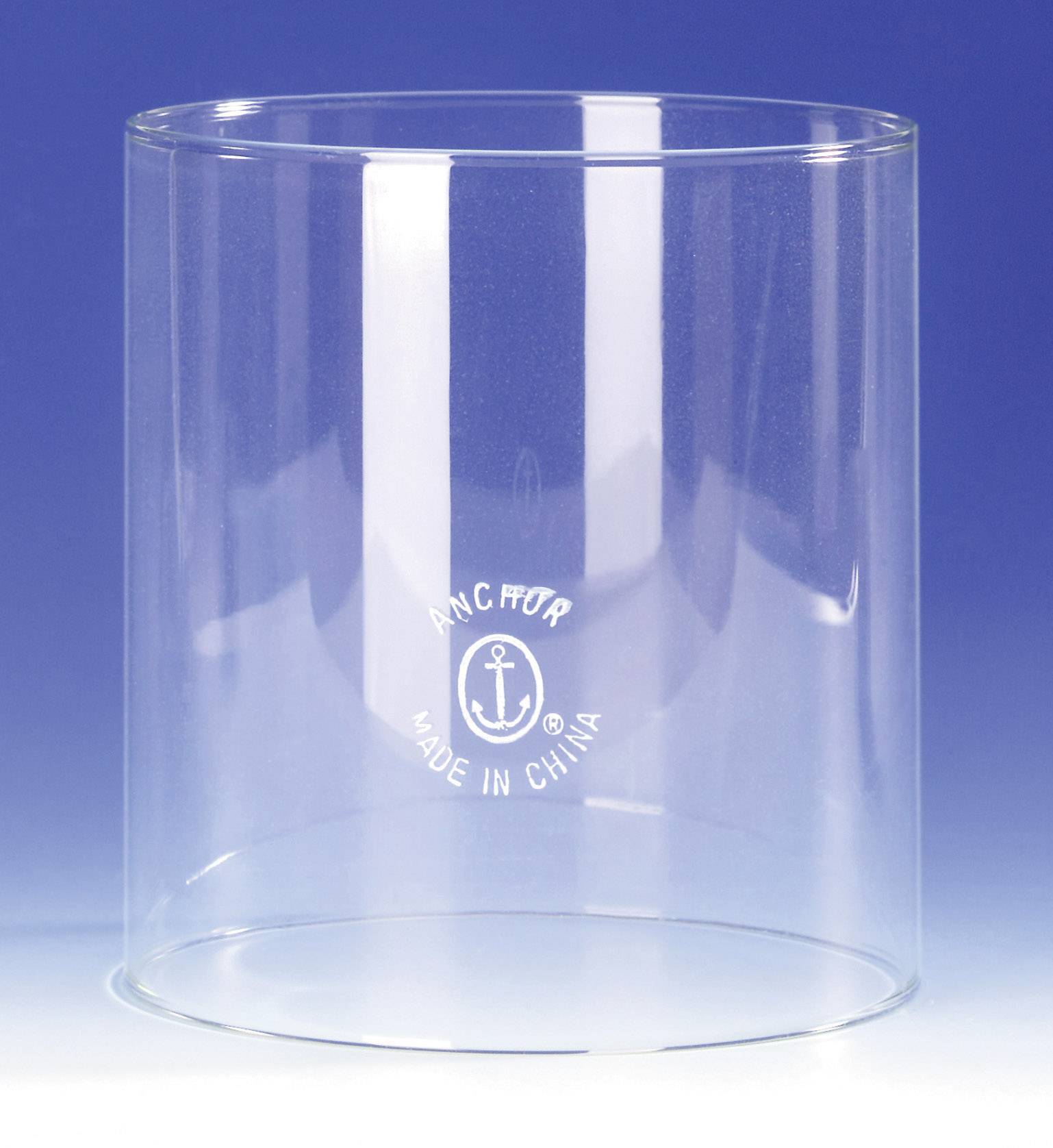 Prozirna cilindrična staklena vaza s malim bijelim logotipom sidra i natpisom 'ANCHOR MADE IN CHINA'.