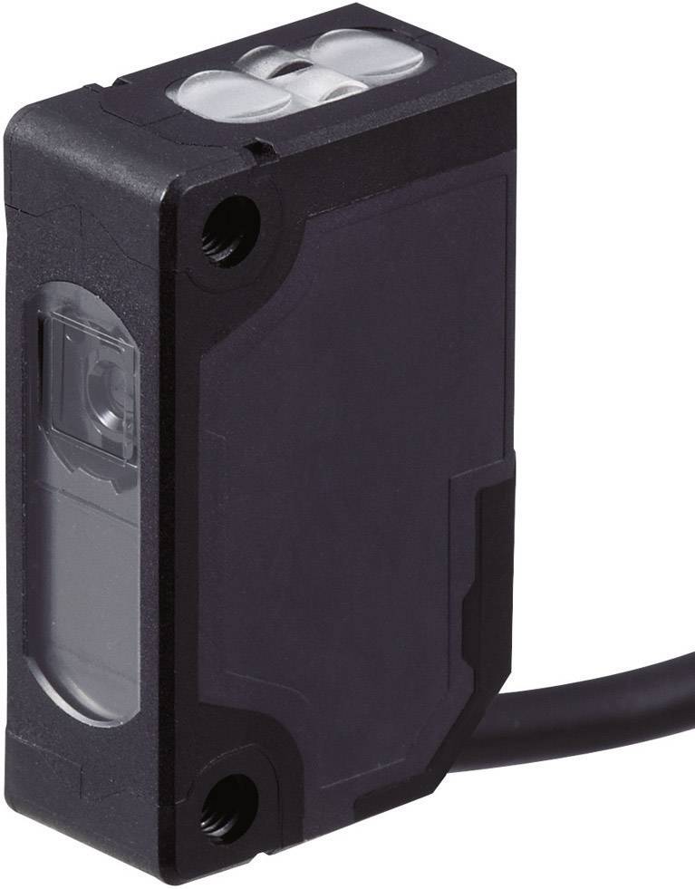 Crni pravokutni senzor s kabelskim priključkom, korišten za prepoznavanje objekata u automatiziranim ili industrijskim primjenama.
