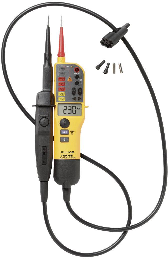 Mjerni uređaj za napon s digitalnim zaslonom pokazuje 230V. Uređaj ima dvije mjerne šiljke i crni kabel. Pribadača za dodatni pribor vidljiva.