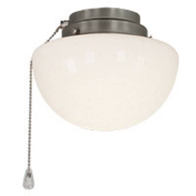Bijela stropna lampa sa srebrnom konzolom i povlačnim lancem za uključivanje i isključivanje.
