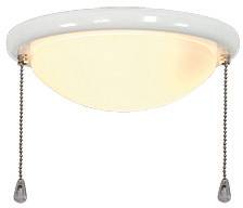 Okrugla stropna lampa s dva potezna prekidača visi s lanca. Lampa ima bijeli, zakrivljeni poklopac.