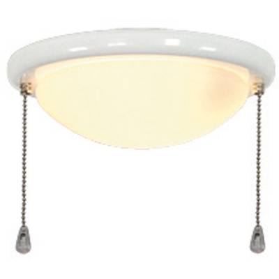 Okrugla stropna lampa s dva potezna prekidača visi s lanca. Lampa ima bijeli, zakrivljeni poklopac.