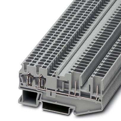 Sivi, pravokutni elektronički priključak, detaljan s više priključaka i utora, namijenjen industrijskim primjenama.
