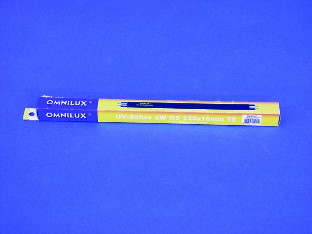 Dugi, plavi paket s natpisom 'OMNILUX' i 'UV cijev 6W G5 220x16mm T5', leži na plavoj pozadini.