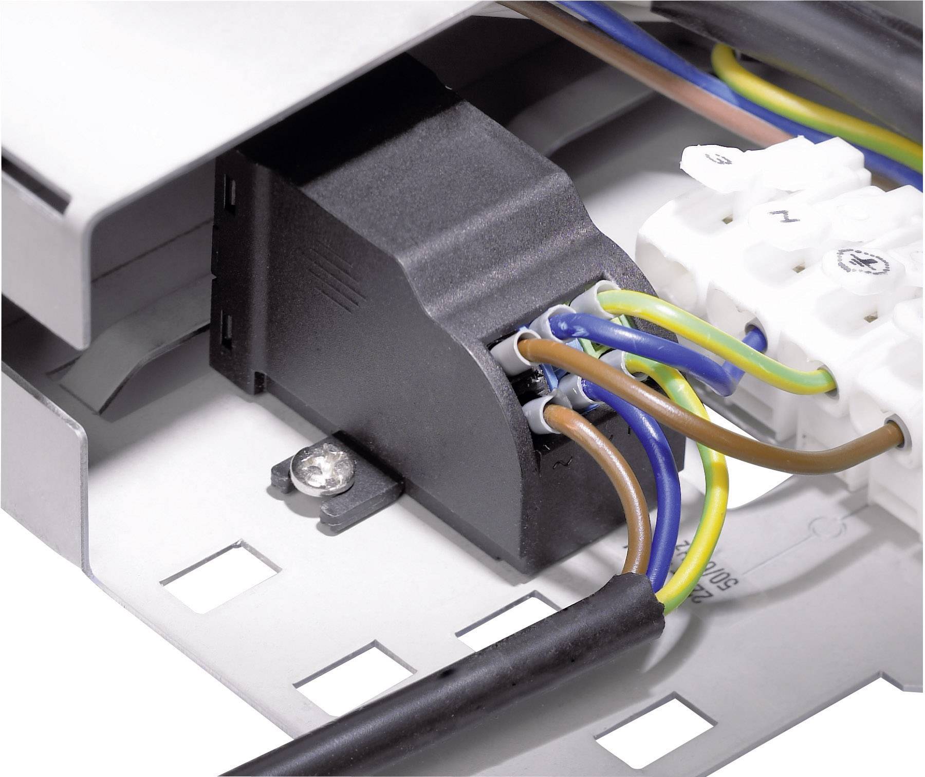 Bliski kadar električnog priključka s obojenim kabelima priključenim na crni adapter.