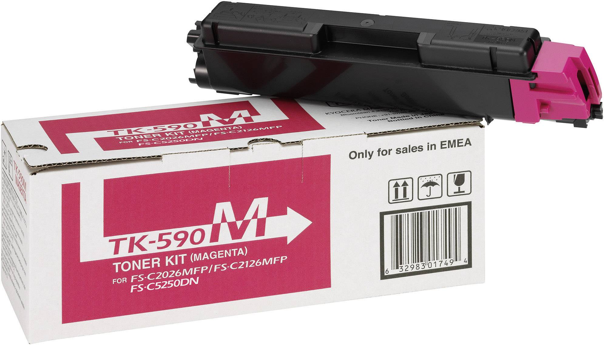Toner-patrona u magenti, model TK-590M, leži na kartonskoj ambalaži. Pakiranja prikazuje detalje proizvoda. Samo za prodaju u EMEA regiji.