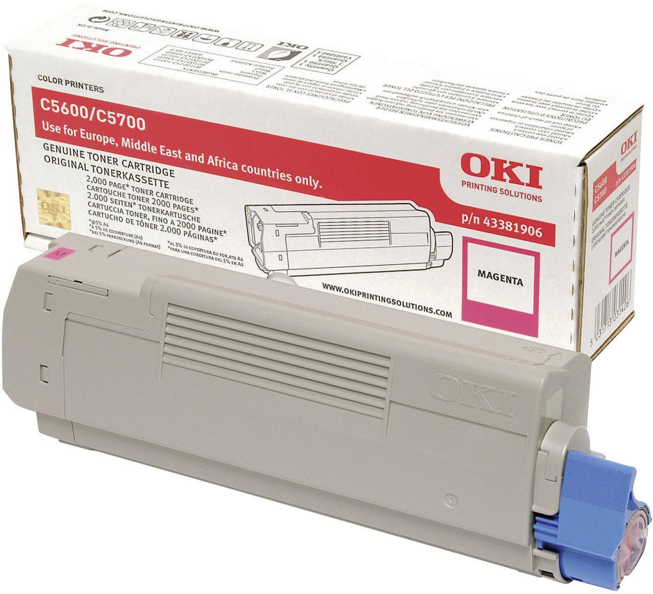 Originalna magenta toner kaseta OKI-ja, model p/n 43381906, za C5600/C5700 printer. Ambalaža vidljiva u pozadini.