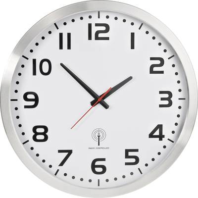 Okrugao zidni sat sa srebrnim rubom, bijelom pozadinom i crnim brojevima. Pokazuje 10:09. Ima crvenu sekundnu kazaljku.
