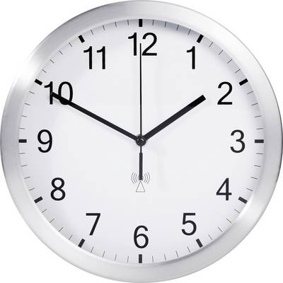 Okrugla zidna sat s srebrnim okvirom pokazuje 10:10. Bijeli brojčanik s crnim kazaljkama i brojevima.