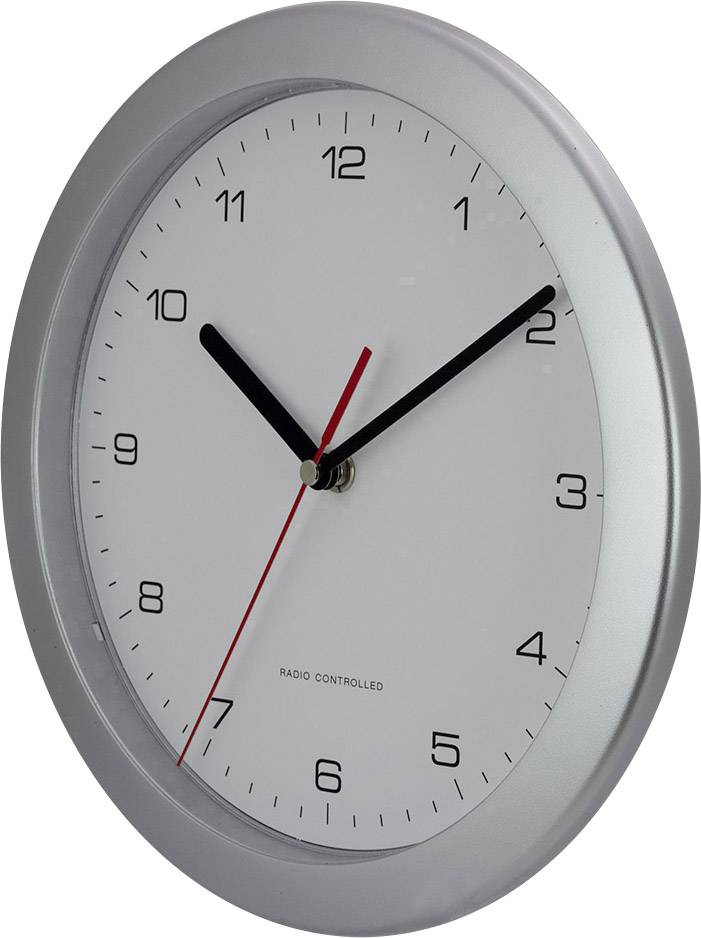 Analogni zidni sat sa srebrnim okvirom i bijelim brojčanikom, pokazuje 10:10 sati. Oznaka 'Radio Controlled' na dnu.