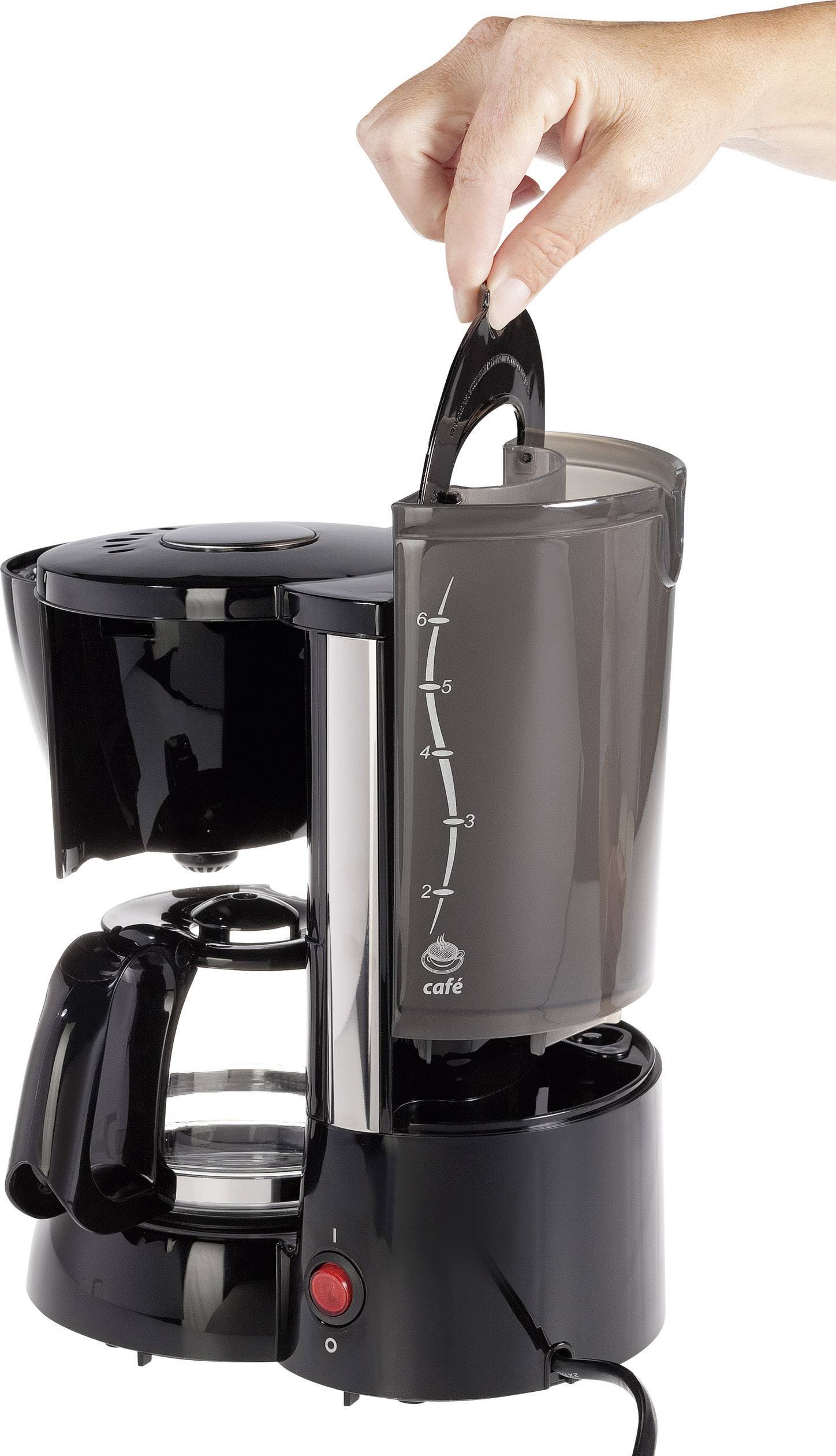 Ruka diže spremnik za vodu crnog aparata za kavu. Skala na spremniku prikazuje razine vode.