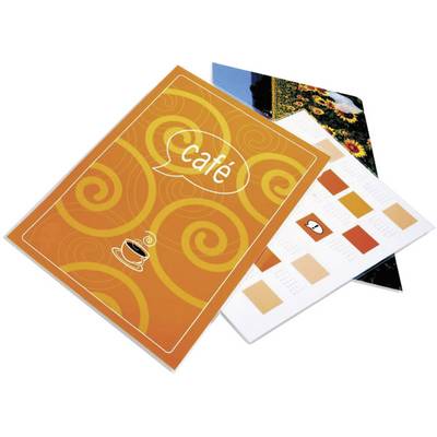 Tri brošure koje leže otvorene. Prednja prikazuje narančasti, vrtložni dizajn s riječju 'Café' i šalicom kave.