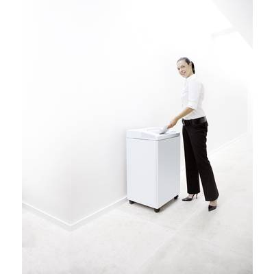 Žena odlaže papir u bijelu kantu na kotačima u svijetloj, minimalističkoj prostoriji.