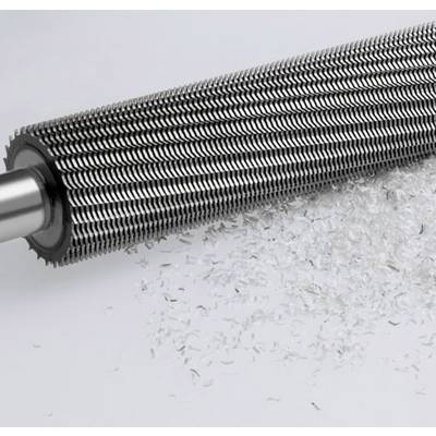 Velika metalna rolna s oštrim noževima koja usitnjava bijele plastične odlomke.