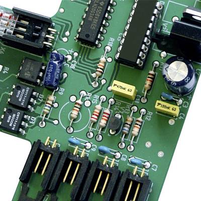 Bliski kadar elektroničkog sklopa s različitim komponentama poput otpornika, kondenzatora i integriranih strujnih krugova na tisknoj pločici.