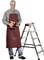 Nasmješeni muškarac u radnoj odjeći drži bušilicu i stoji pokraj sklopljene ljestve.