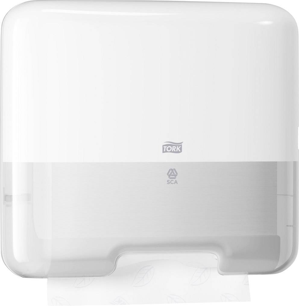 Bijeli Tork plastični dozator za papirnate ručnike pričvršćen na zidu, s listom papira koji viri prema dolje.