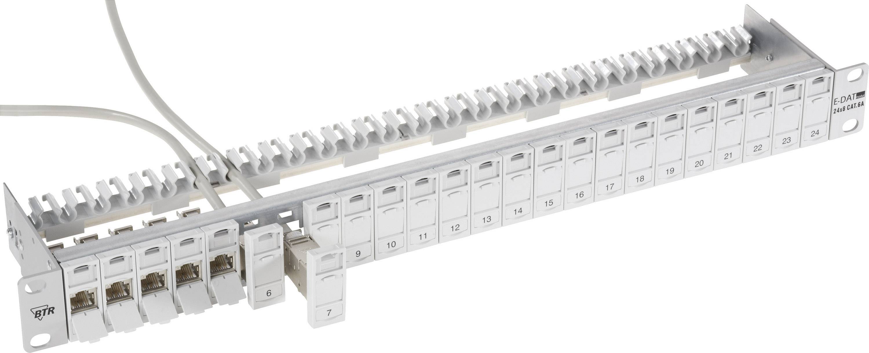 Patch panel s nekoliko numeriranih priključaka, djelomično povezanih kabelima, koji se koristi za mrežno ožičenje.