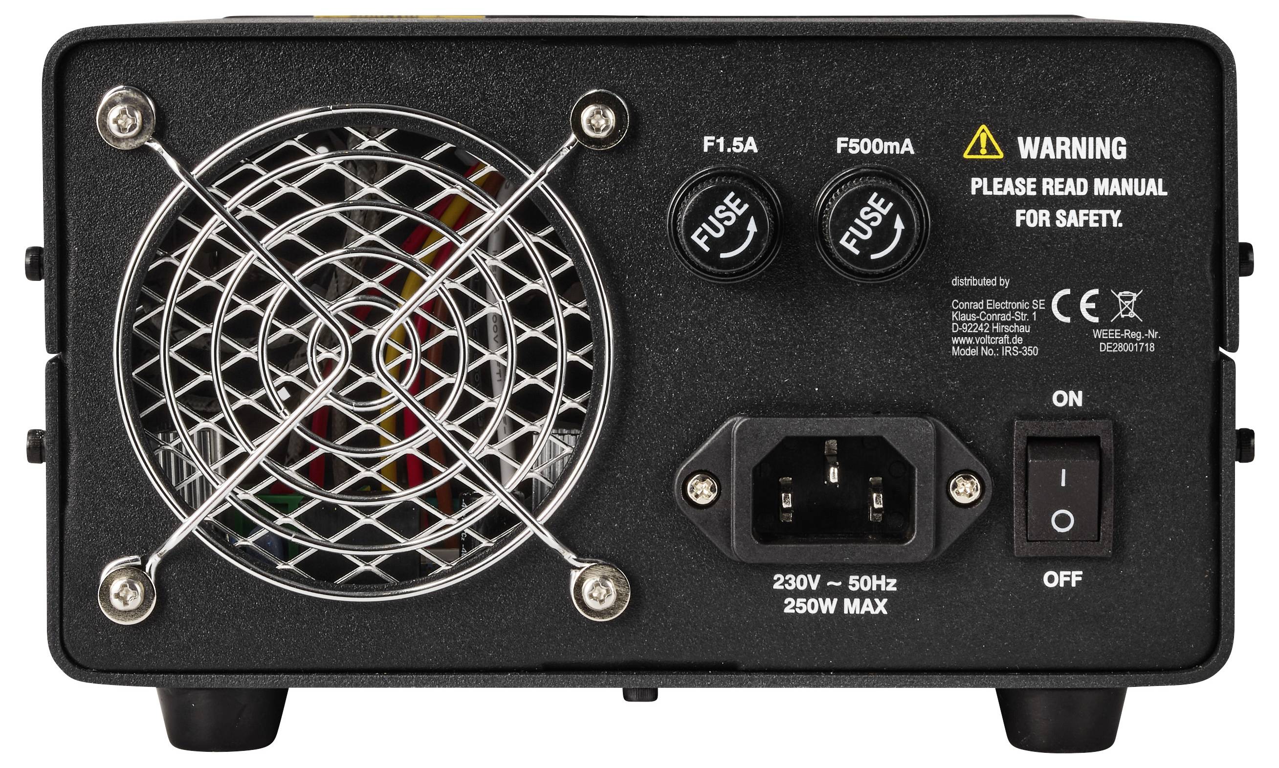 Fekete elektronikus eszköz hátoldala hűtőventilátor, két biztosíték, tápellátási bemenet, be/ki kapcsoló és biztonsági figyelmeztető címke.