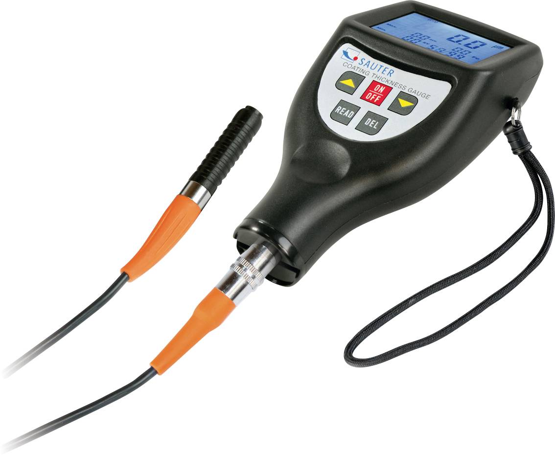 Egy digitális kijelzővel és két csatlakoztatott kábellel rendelkező kézi mérőeszköz, amelyet bevonatvastagság méréséhez használnak.