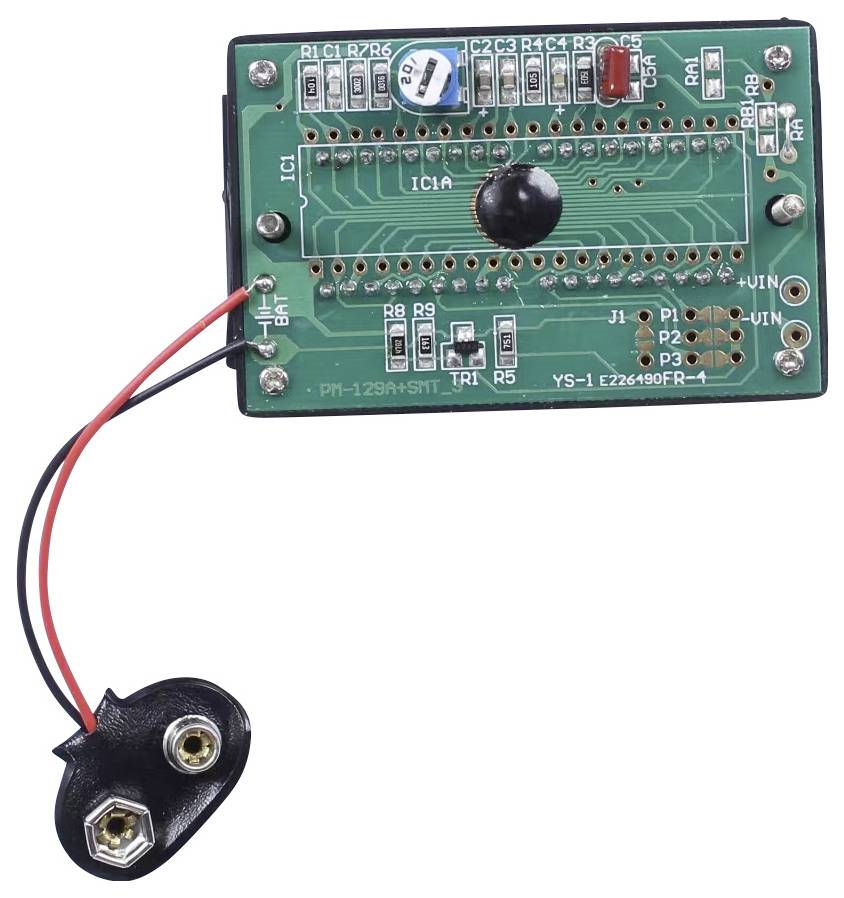 Elektronikai áramkör különböző alkatrészekkel és csatlakozókkal, köztük egy fekete gomb és egy kiálló fekete akkumulátor-csipesz.