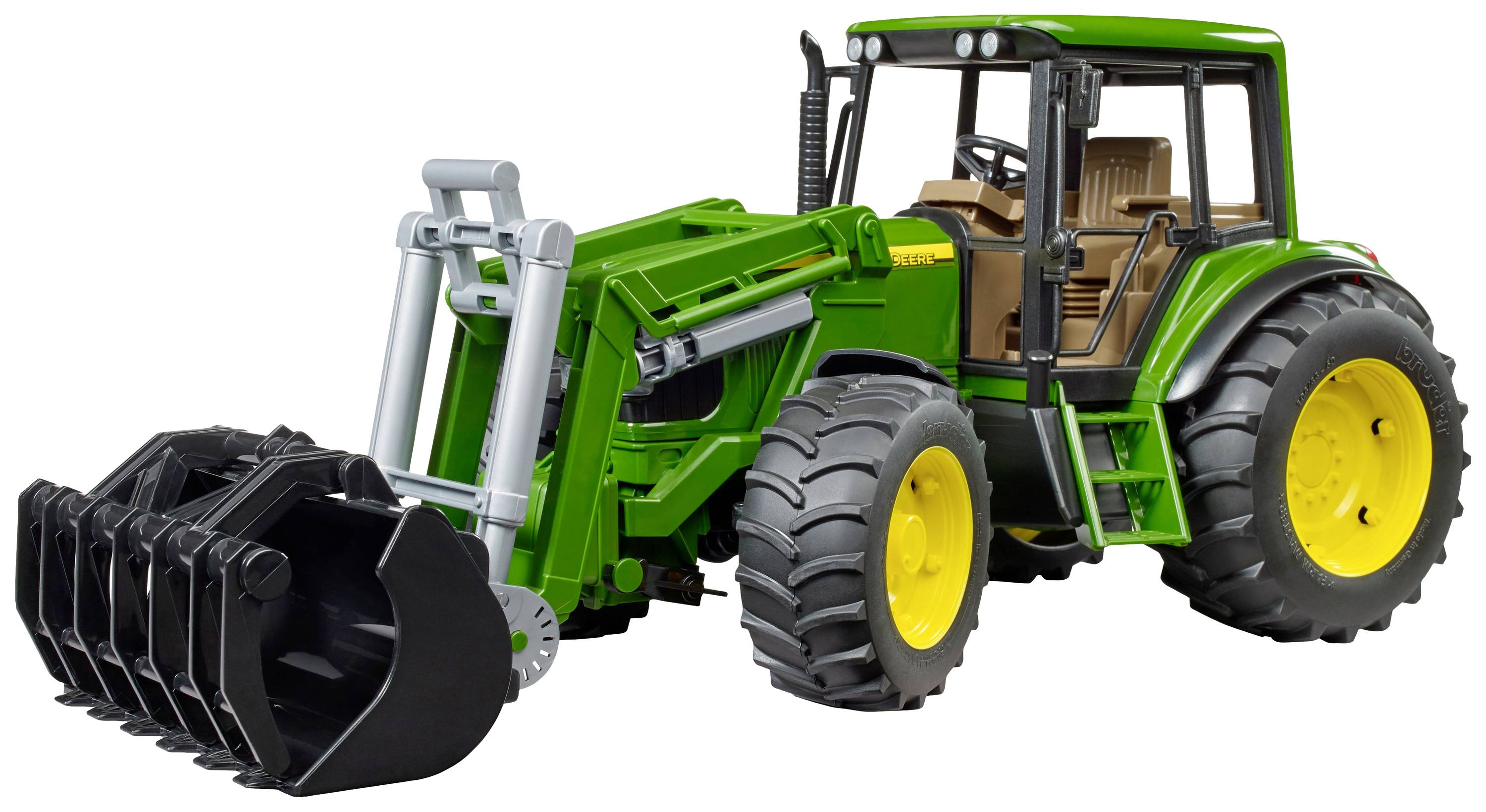 Egy zöld traktor sárga kerekekkel és homlokrakodóval áll egy fehér felületen. A traktor belsejében barna ülés van.