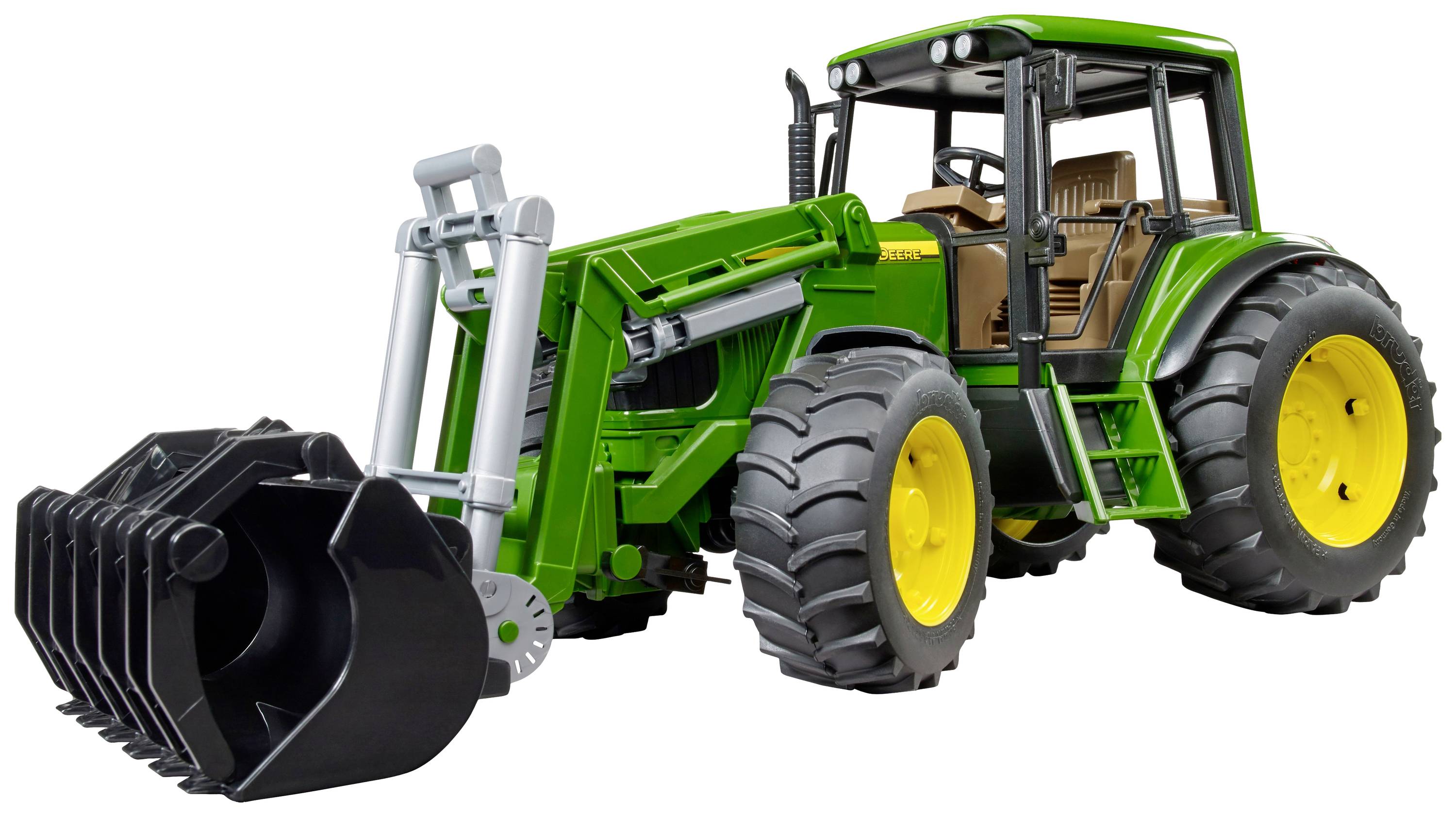 Zöld traktor lapáttal és nagy fekete kerekekkel, fehér háttérben.