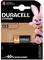 Duracell lítium-elemcsomag egy CR123-as elemmel és egy rózsaszín nyuszival sportöltözetben, aki az elemet a kezében tartja.