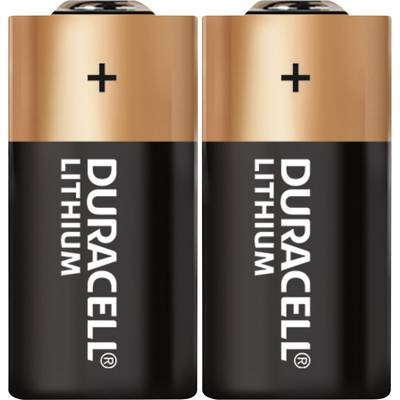 Két Duracell lítium elem egymás mellett, mindkettő réz felső résszel és fekete testtel, pozitív jelöléssel ellátva.