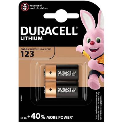 Két Duracell lítium elem buborékfóliás csomagolásban, egy dobos rózsaszín nyúl társaságában. Felirat: 'Akár 40%-kal több teljesítmény'.