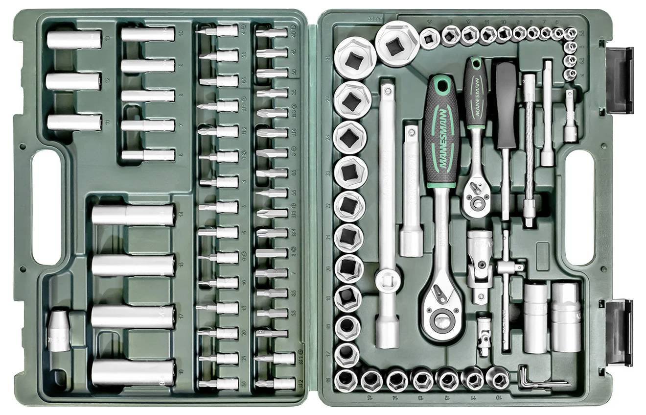 Egy kinyitott szerszámkészlet, amelyben dugókulcsok, racsnis kulcsok és toldatok vannak rendezetten, külön rekeszekbe elhelyezve.