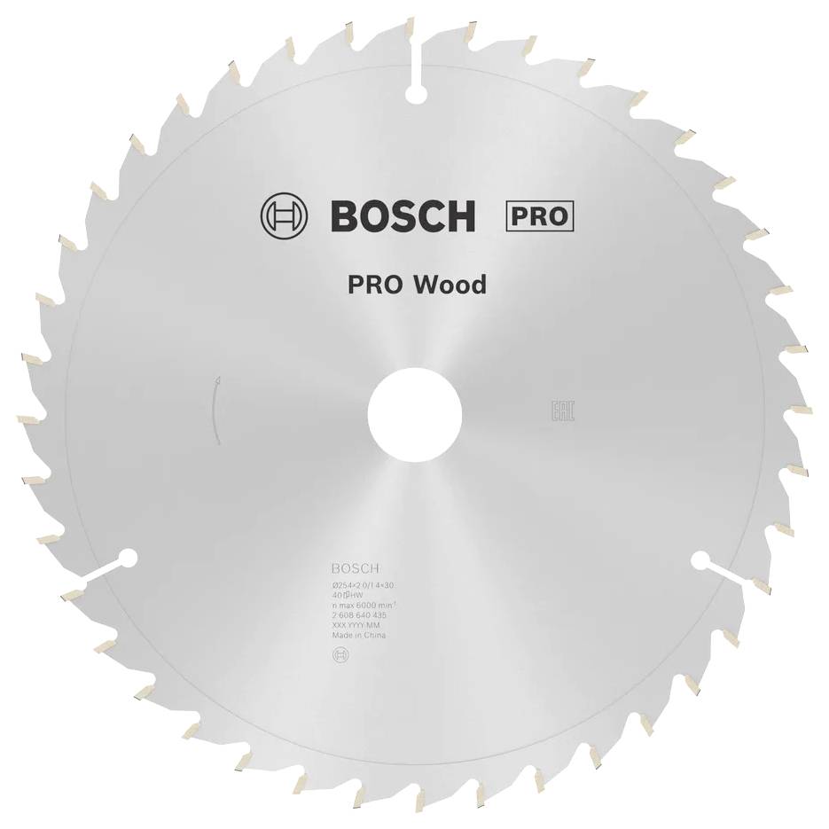 Egy ezüst árnyalatú, 'Bosch PRO Wood' felirattal ellátott körfűrészlap, amelynek széle körül egyenletesen elhelyezkedő fogak találhatók. Fa vágására tervezték.