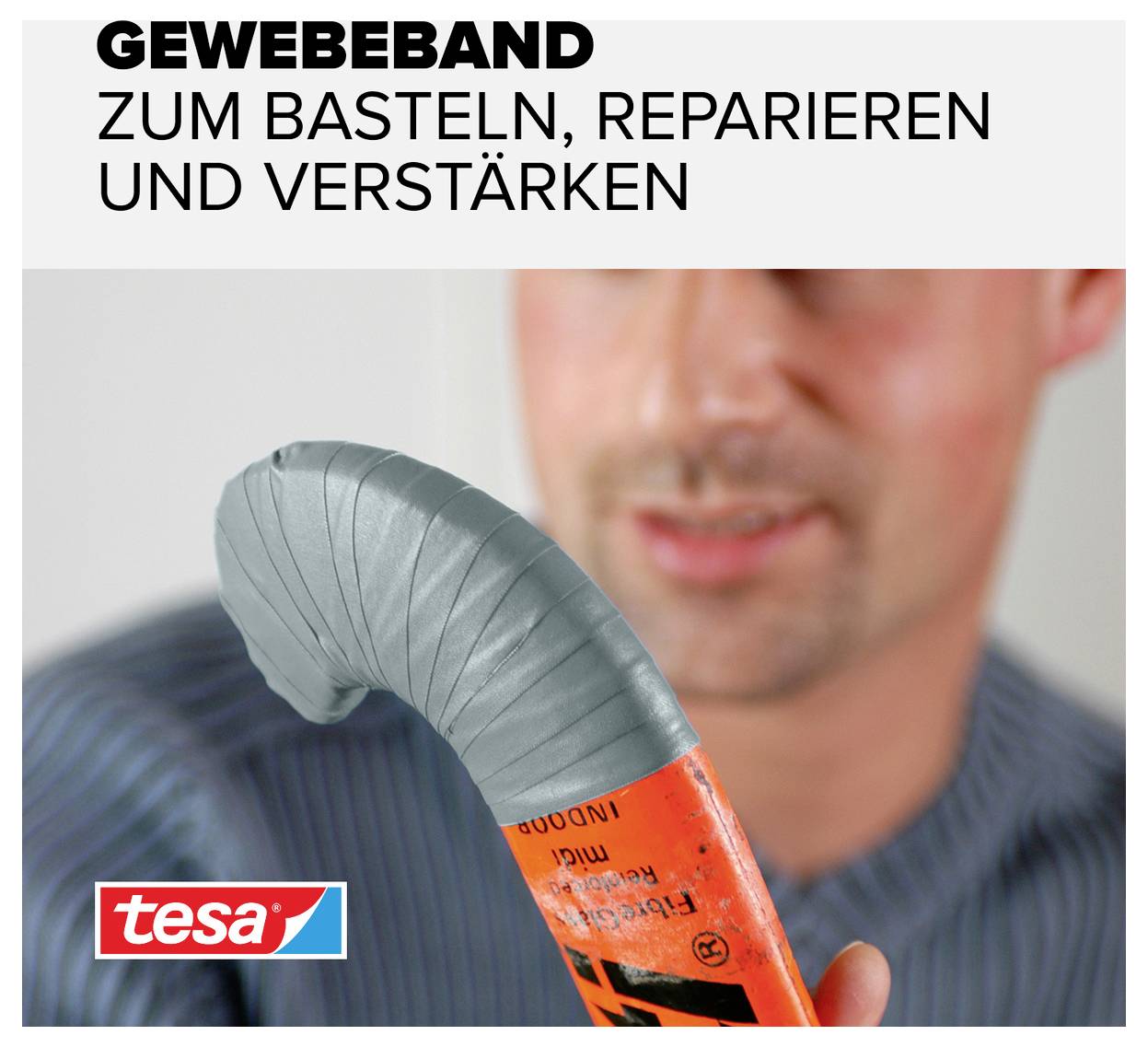 Egy férfi egy szürke szövött szalaggal betekert tárgyat tart. Felül áll: 'Szövött szalag barkácsoláshoz, javításhoz és megerősítéshez'.