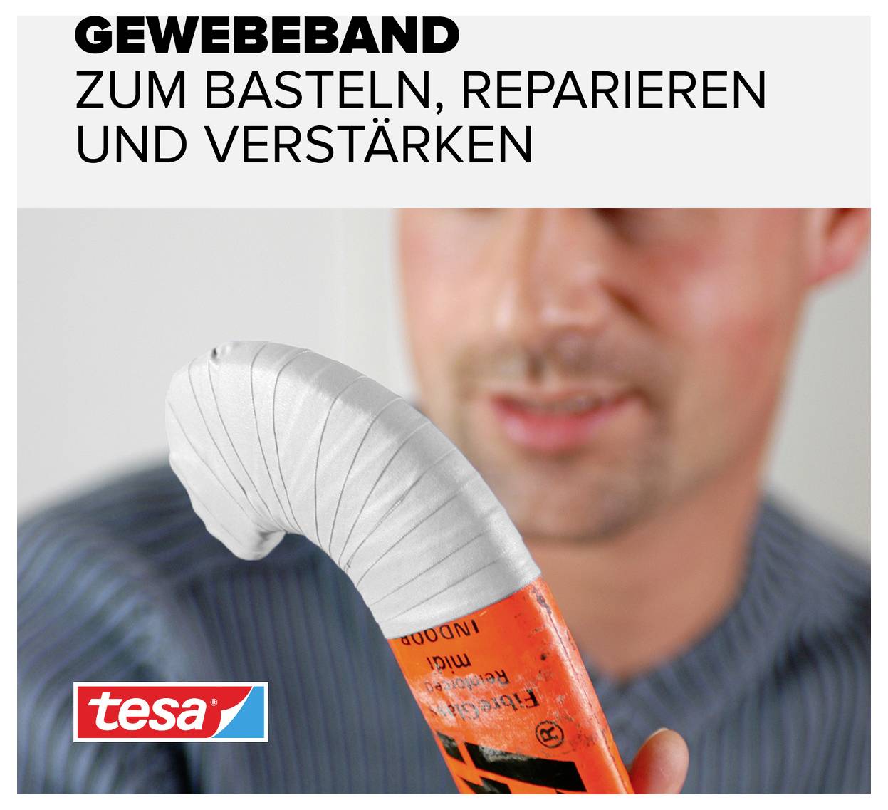 Egy személy egy szürke szövetszalaggal körbetekert csövet tart. Szöveg: 'Szövetszalag barkácsoláshoz, javításhoz és erősítéshez'.