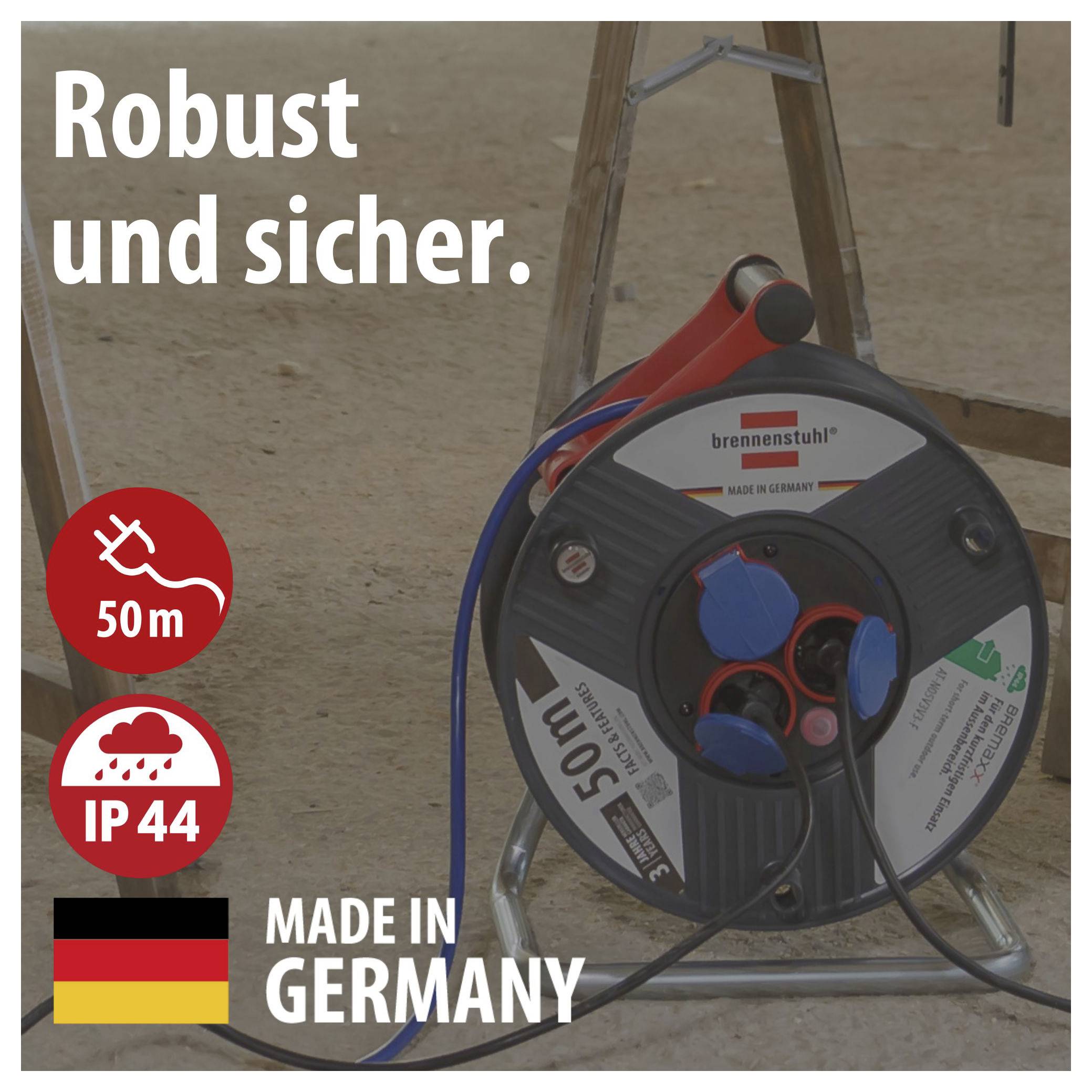 Brennenstuhl kábeldob, feliratozva a „Robusztus és biztonságos." felirattal, 50 m, IP44 és „Made in Germany" jelöléssel az építési állványzat előtt.