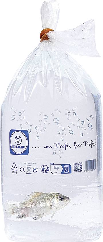 Egy hal úszik egy átlátszó vízzel teli műanyag zacskóban. A zacskón a FIAP logó és szimbólumok láthatók.