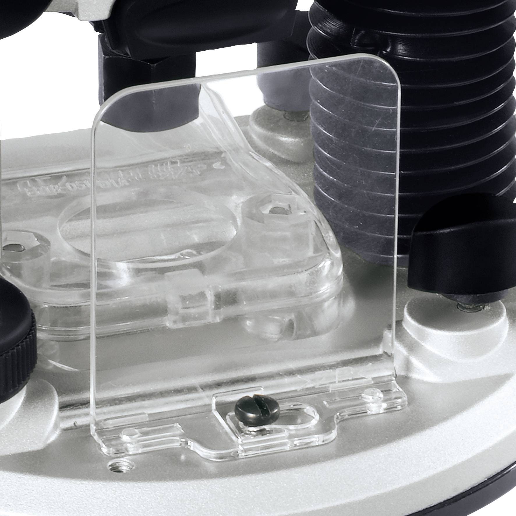 Egy kerékpár alkatrészre szerelt átlátszó láncvédő közeli felvétele. A védő eltakarja a láncmeghajtás területét, ezzel biztonságot nyújtva.