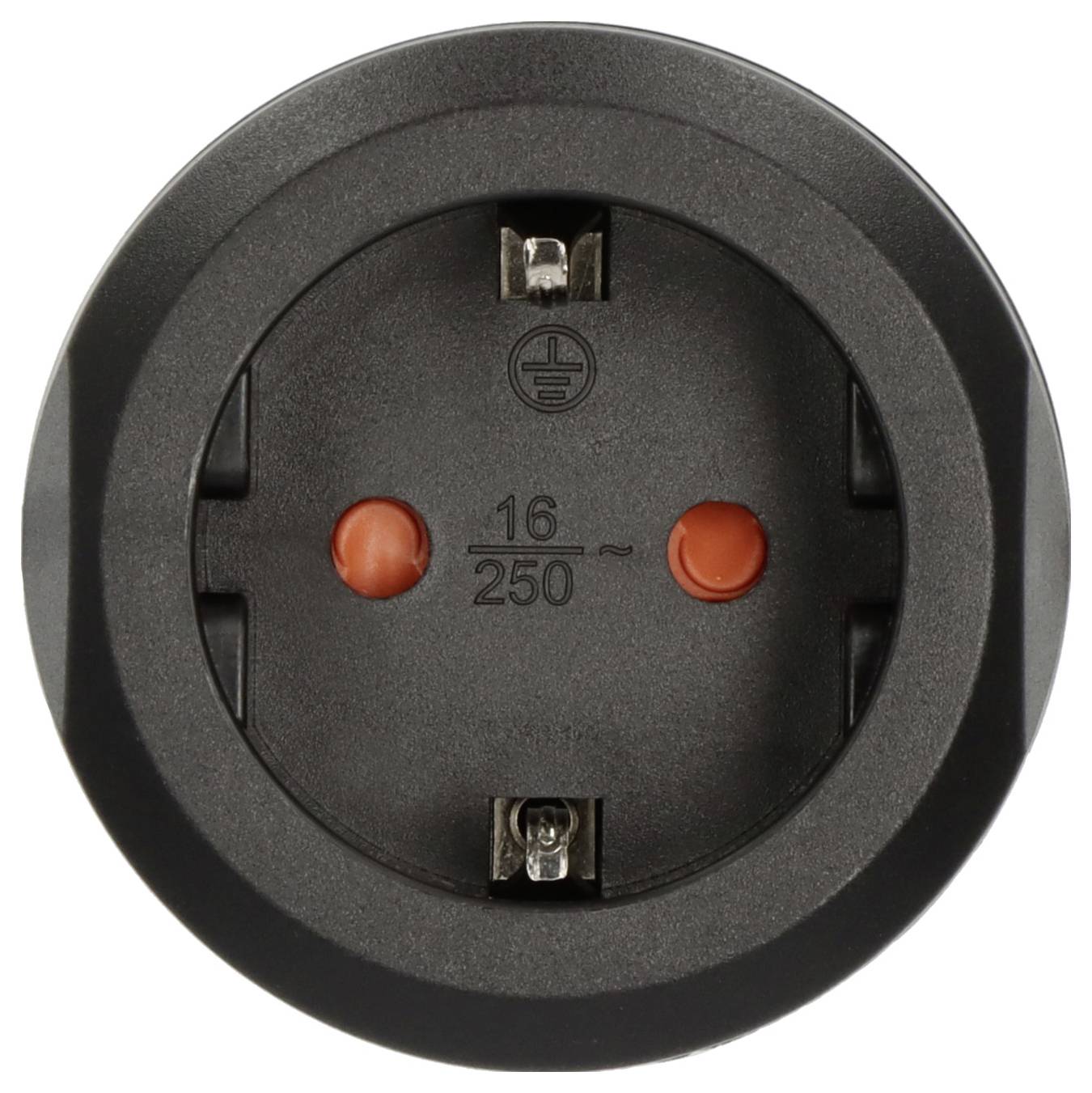 Egy fekete elektromos falióaljzat közelképe két kerek narancssárga biztonsági védőkupakkal és egy földeléssel szimbólummal, amelyen a 16/250 jelölés látható.