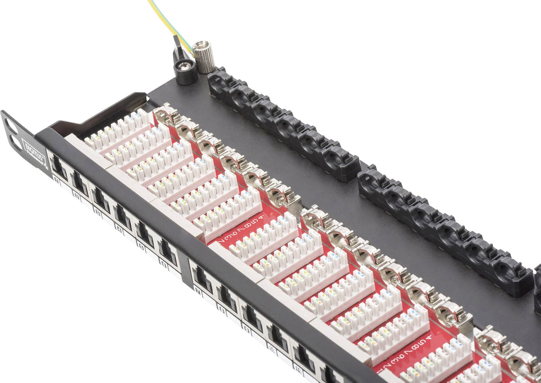 Hálózati patch panel több porttal, kábeles csatlakozásokkal és színes vezetékekkel, amelyet hálózati kábelek rendszerezésére használnak.